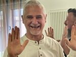 Für alle offen, ein öffentlicher Workshop zum Thema "Emotionale Entgiftung" zum Loslassen, Erfrischen und Aufladen. Machen Sie eine Pause für Ihr Wohlbefinden: Verbinden Sie sich neu, laden Sie auf und beleben Sie sich.  Manchmal braucht es nur eine gut gestaltete Pause, um sich erfrischt zu fühlen. Nehmen Sie an diesem 2,5-stündigen interaktiven Workshop teil, in dem Sie in einer spielerischen, unterstützenden Umgebung einfache Werkzeuge zum Lösen von Spannungen und zur Kultivierung dauerhafter positiver Energie erkunden.  Geleitet von Sebastian Gendry, dem Urheber der Laughter Wellness-Methode, ist dieser Workshop Ihre Gelegenheit, sich zu entspannen, zurückzusetzen und zu lernen, wie Sie praktische Techniken in Ihren Alltag integrieren können, um Ihr Wohlbefinden zu steigern.  Warum teilnehmen?  1. Lassen Sie tägliche Spannungen los: Lernen und üben Sie einfache Übungen, um angestauten Stress abzubauen. 2. Laden Sie Ihre Energie auf: Entfachen Sie Ihre Vitalität neu und finden Sie Balance in Körper und Geist. 3. Verbinden Sie sich authentisch: Teilen Sie Momente echter Verbindung mit anderen Teilnehmern.  Was Sie gewinnen werden  1. Praktische Werkzeuge zur Stressbewältigung und zur täglichen Kultivierung von Wohlbefinden. 2.  Ein erneuertes Gefühl von Klarheit und innerer Balance. 3. Inspiration, um Herausforderungen des Lebens mit Positivität und Leichtigkeit zu begegnen.  Was ist die Laughter Wellness-Methode?  Laughter Wellness ist ein; - freudvoller, strukturierter und ganzheitlicher Ansatz - zur Kultivierung von Balance, Positivität und Resilienz in jeder Lebensphase.  Durch die Kombination von Strenge mit Verspieltheit stärkt es wesentliche Fähigkeiten wie; - emotionale Bewusstheit, Anpassungsfähigkeit und innere Balance - und befähigt Sie, den Herausforderungen des Lebens mit Anmut und Leichtigkeit zu begegnen.  Für wen ist es geeignet? Es ist ein Augenöffner für alle, die an erfrischenden, zuverlässigen und unterhaltsamen Lösungen in verschiedenen Bereichen interessiert sind.  Wir heißen sowohl Anfänger als auch erfahrene Lachprofis willkommen, die neue Horizonte, Übungen und Aktivitäten für ihre Lach-Praxis entdecken möchten.  Was du bekommst: 2,5 Stunden Spaß und Lernen! Diese Veranstaltung findet in englischer Sprache mit deutscher Übersetzung statt. Reservieren Sie jetzt Ihren Platz!